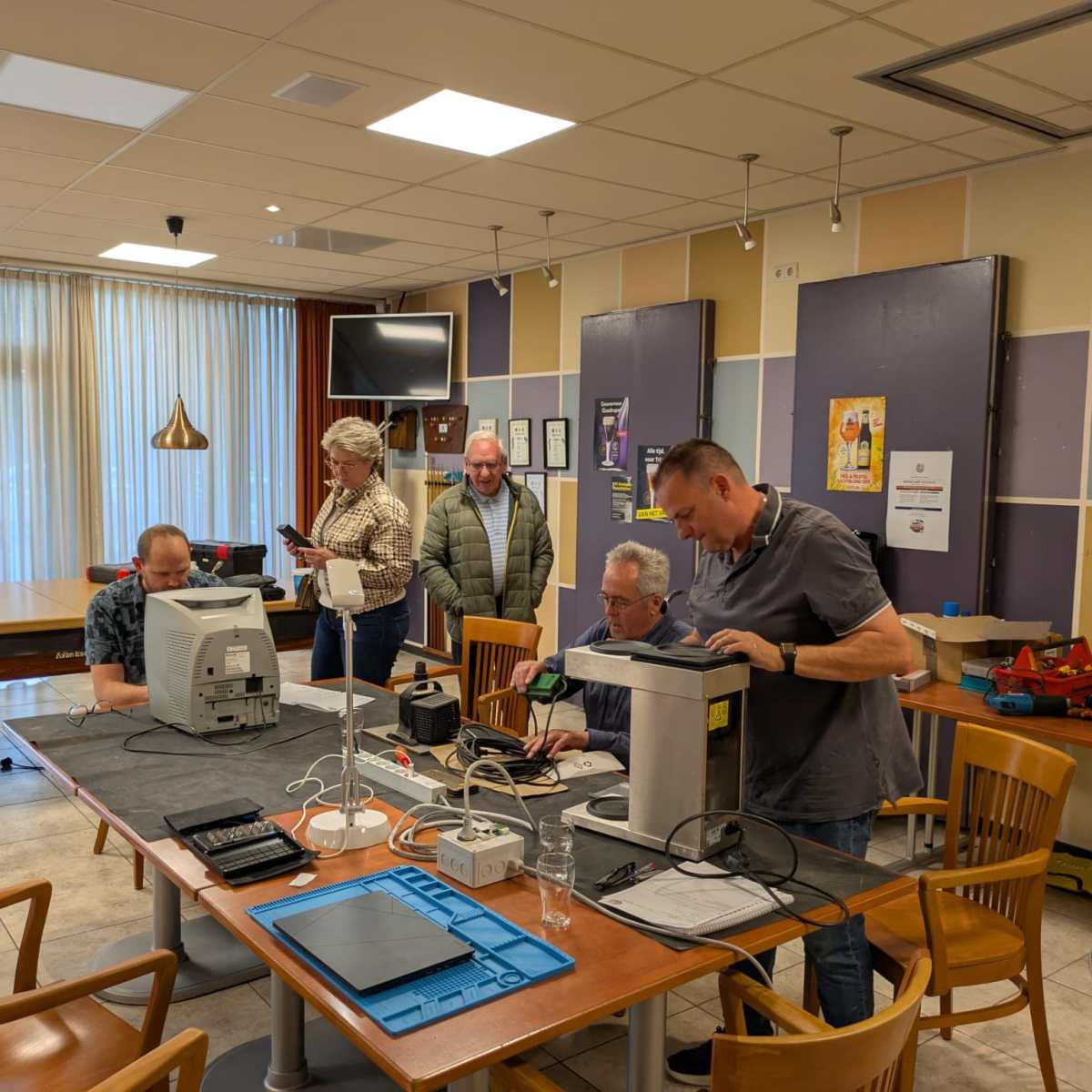 Drukke en gezellige start Repair Café&nbsp;Grashoek!